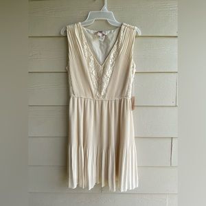 Forever 21 Beautiful Sleeveless V-Neck Lace Pleated Dress